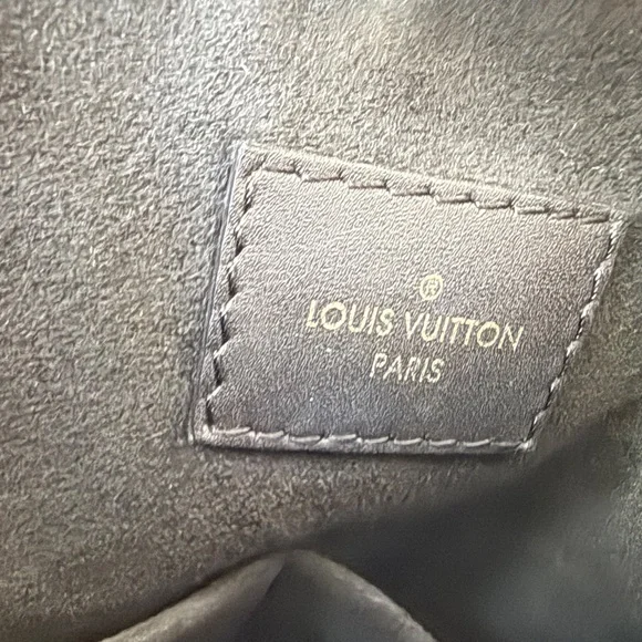 Louis Vuitton V Tote - Picture 4 of 11